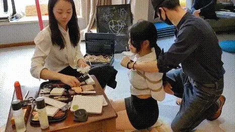 小小奈视镜，一边化妆，一边捆绑 小小奈是个sm爱好者，但没有接触过绳艺，她自小有着不为人知的小秘密，就是喜欢被打屁股，被捆绑，被管教、被囚禁。因为年龄原因一直没有敢实践，直到长大成人，踏入大学校门才尝试接触圈子，后经朋友介绍来到绳艺体验店。今天对她来说很重视，所以要画个美美的妆，好好体验体验，谁知老师不讲武德，正在化妆师没画完的时候，就把小小奈结结实实绑了起来，并戴上口球，直到化妆完成一直都绑着，最后绑着绳子跑出去玩了。 视频解压密码：666888  。<br>一绳所爱绳艺体验店面向全国爱好者开放，本店提供绳艺捆绑模特服务、体验女绳师捆绑服务、变装绳艺体验、绳艺婚纱照摄影、体验长时间囚禁服务、绳艺教学培训、绳艺交流会、绳艺逃脱挑战赛、场地出租、专业麻绳销售，原创绳艺扑克销售、原创视频套图销售、作品私人定制、模特原味丝袜出售等，另外本店招募同好合作伙伴。微信：351552501初心