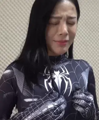 蜘蛛女侠第一集 之前有几部被盗版了，后面没有被盗版的也会给大家看看，剧情；这两部蜘蛛女侠系列尺度大一点，；蜘蛛女侠是一名舞蹈老师，一天一名学生假意去拜访舞蹈老师其实知道了女蜘蛛侠的身份，前往暗害蜘蛛女侠，女侠不知情，被暗算得手，甚至被侮辱，克服心理的女侠化身蜘蛛侠前往复仇，缺被摘下头套，彻底沦落，，，喜欢的朋友可以看看，有兴趣聊天合资加我QQ3807117055;可能有几部之前被一个盗版传在了妖狐，大家请认清正版只在这里，也希望打击盗版支持正版吧，谢谢，