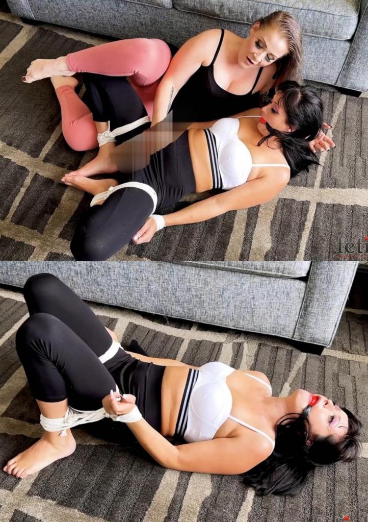 WRIST-TO-ANKLE FROGTIED LILMIZZUNIQUE GIVEN BONDAGE ORGASMS BY WHITNEY MORGAN LilMizzUnique 赤脚仰面躺在地毯上。 她穿着黑色紧身裤和白色吊带胸罩，用白色绳子从脚踝到大腿绑着双腿，手腕也固定在脚踝和大腿上。 惠特尼·摩根拿着球口塞和日立魔杖进来，将口塞塞进了那双眼睛无辜、头发乌黑的女孩的嘴里，爱抚着她扭动的身体。 LilMizz 的皮肤看起来非常原始，象牙色，看不到任何纹身，Whitney 将 Hitachi 放在她的肚子上，快速的痒感引起了咯咯的笑声。 “我会让你为我而战！” 惠特尼发誓，很快莉尔米兹就从她的口中颤抖起来，摩根的触摸通过胸罩诱人地穿过她遮盖的胯部和[X_X]。 但对[X_X]的需求是如此强烈，以至于 LilMizz 转向她的腹部，让振动更好地进入她的核心，很快我们的束缚者松了一口气。 但她还能享受另一个[X_X]吗？ 惠特尼让莉尔米兹独自一人，振动器放在地板上，思考各种可能性……LilMizzUnique lays barefoot on her back on the carpet. In black leggings and white halter-top bra, her legs are frogtied ankle to thigh with white rope, wrists secured to ankles and thighs too. Whitney Morgan enters with ball gag and Hitachi wand, slipping the gag into the innocent-eyed raven-tressed girl’s mouth, caressing her writhing body. LilMizz looks so pristinely ivory-skinned, no tattoos in sight, as Whitney runs the Hitachi down her tummy, eliciting a giggle at the quick tickle. “I’m going to make you edge for me!” vows Whitney, and soon LilMizz quakes through her gag as the Morgan touch tantalizingly traverses her covered crotch and nipples through the bra. But the need for orgasm is so strong that LilMizz turns onto her belly to give the vibe better access to her core, and soon our bondagette groans in relief. But can she enjoy another climax? Whitney leaves LilMizz alone with the vibrator nearby on the floor to think about the possibilities…