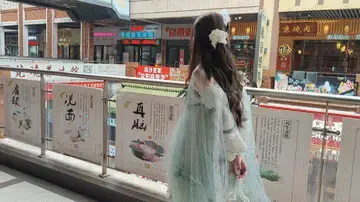 长颜草定拍，药师户外 模特芊橙，身材颜值都很棒，户外系列，在人特别多的购物广场，穿Lolita服，接受捆绑穿过各种人群，体验处于尴尬的境地。解压密码：12345<br>户外定拍q：411880848