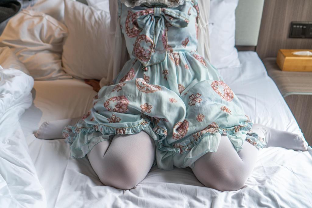 Lolita白丝捆绑 - 中厚度白丝+lo裙日式捆绑（新人顺便招募绳架子一枚，性别不限） [White Pantyhose,Gothic,Pantyhose]