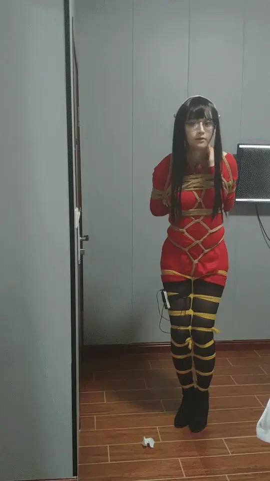 COS约尔，超紧日式自缚教程 cos日常服约尔太太，录了好几个小时，完整的自缚教程<br>包含文字说明，超紧的严密紧缚，完全无法挣脱，尝试前一定要准备好脱缚工具，亲测最好是剪刀脱出，因为捆的太近，小刀不一定好用。要是玩脱了真的会无法解开的，到时候只能社死。<br>如果不小心用这个方式绑成驷马还没发解开的话，估计就只能等死了。<br>当然，最好在有小伙伴的情况下尝试。