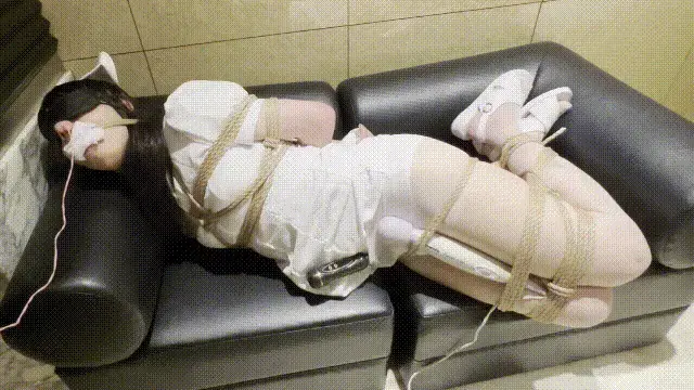 ドM女装娘ナースの拘束電マ[X_X] ドM女装娘ナースの拘束電マ[X_X]  伪娘 伪娘  伪娘<br>ナース姿のドM愛奴。ソファに縛り上げられて転がされ、ミニローターを鼻の穴に挿入されます。脳天に響くローターの振動に耐えながら我慢出来なくもがく女装娘の股間にも電マの刺激が与えられて最後はイッテ果ててしまいます。