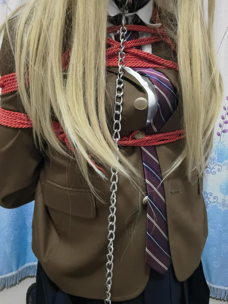 女装记录No.8 - 一些自己玩的时候拍的照片
参考涩图改了一下胸上面绳子的走法，效果还算不错，这套衣服配黑丝我觉得很好看
背后绳结还是乱了，定时锁套了半天套不上
克洛琳德这套衣服还是按以前的绑法，胸那里垫了很大，但是受制于衣服看着不大
最后是穿光腿神器试了试这双白丝，太透了有种情趣丝袜的感觉，正常穿不了，光腿神器真是好发明 [中国女孩,JK,女（单人）,室内]