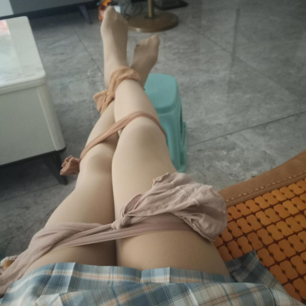 小伪娘的居家丝袜捆绑 - 家里没人，来释放一下自己。想象自己是一个穿着jk裙的小女生在家里遇到人贩入室绑架。反拷双手。丝袜捆绑双腿。把电视遥控器想象成求救用的手机。用丝袜脚脚去夹。结果摔到地上了。算是自救失败吧。