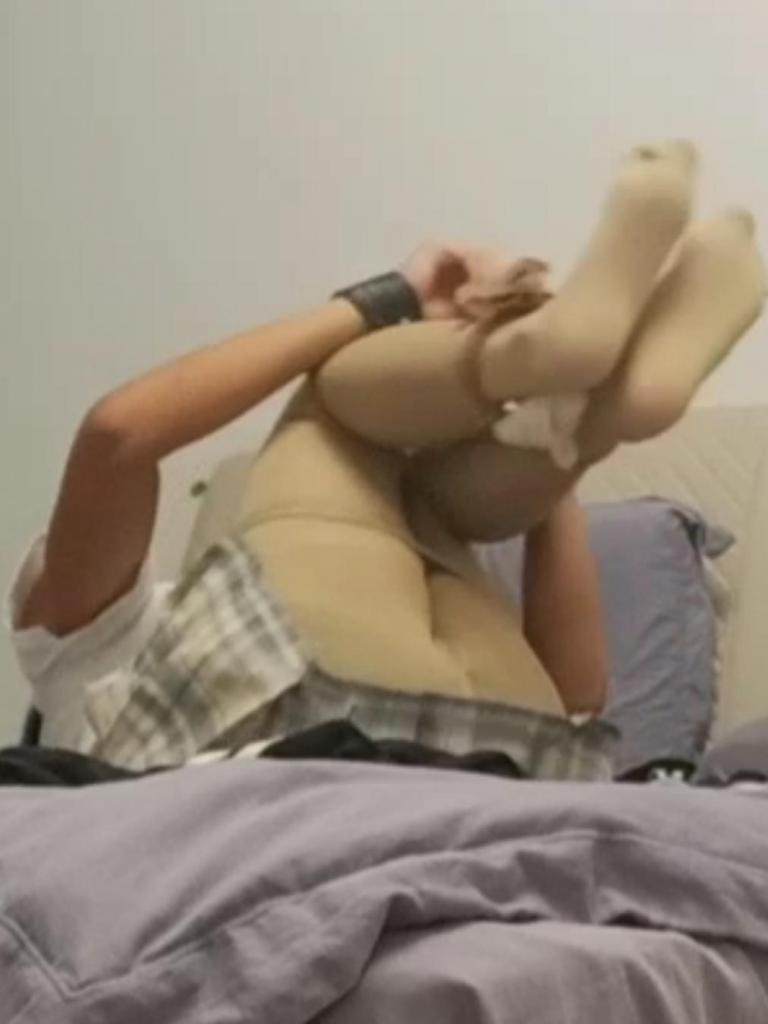 小伪娘居家自缚2 - 可怜的小伪娘在家尝试驷马。丝袜蒙嘴呜呜呜挣扎