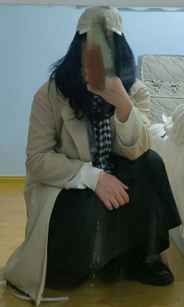 女装伪娘 - 这次补发了一下之前忘发的内容。这次来个刺激一些的，深夜实验室做完试验，在女厕换上女装，蓝色衬衫加白裙子，外加我最爱的小皮鞋加白袜，对着镜子自拍臭美一下。同时女装要内外兼顾，还穿了女生内裤和打底裤，总之全身都是女装，衣服全部放在女厕里了，有点小紧张。然后楼下转了一圈，但这个自己去没发拍，夜里大家都会去休息了，但半路还遇到一个隔壁实验室的一个妹子，感觉大家都好卷，不过好在只是擦边而过，应该是没注意到我，但突然想起来她可别发现厕所里面的衣服，或者还有其他人没下来，就很快就回去了。青岛黄岛喜欢女装的小伙伴，可以一起玩啦
