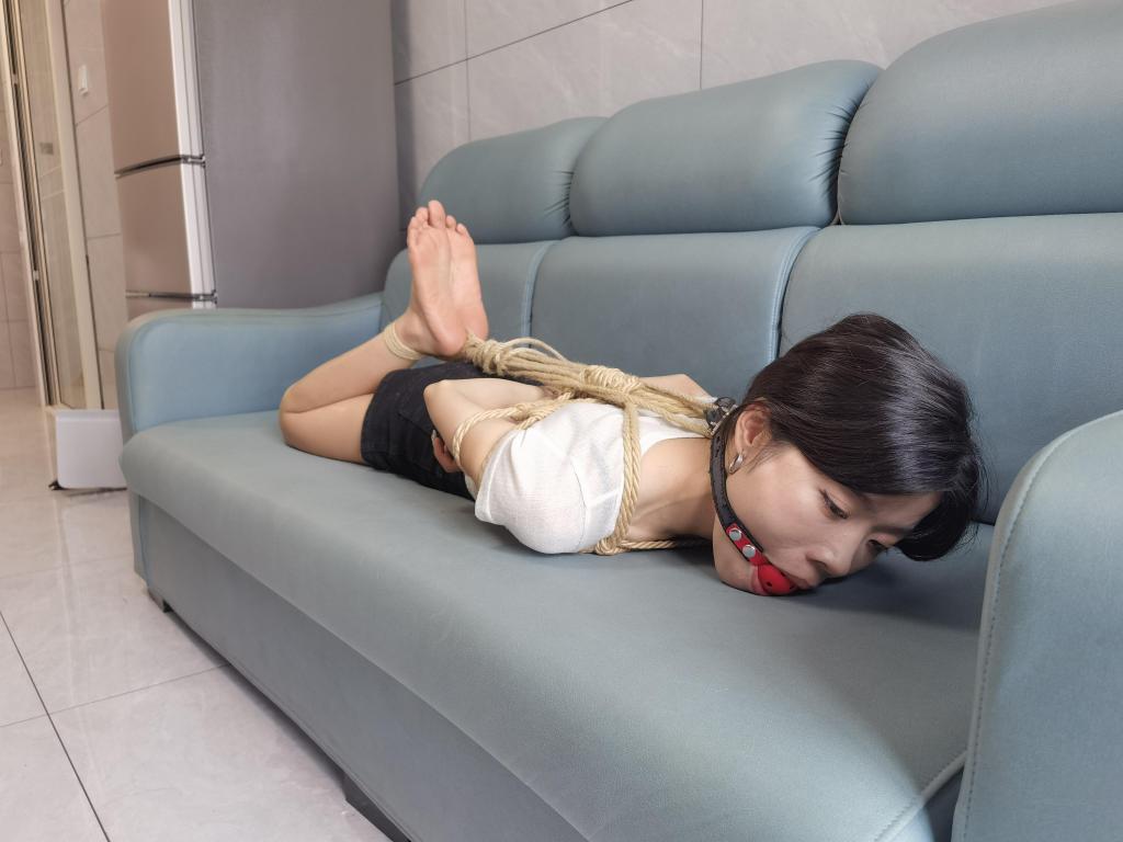 安琪日式口球驷马 绳命线原创出品，今天又把安琪日式驷马绑起来了，男朋友在旁边看着不知道会有什么反应，安琪这妹子耐性柔韧性还是挺不错的，戴上口球更加诱人了，但是在这个难受的姿势下，还能睡得着也是挺厉害的，喜欢的同好欢迎定拍、约拍、绳艺体验、一起交流学习，欢迎在广西或者南宁市区的小姐姐们过来体验绳艺，本工作室长期招聘模特，感兴趣的小姐姐踊跃报名哦！同时工作室也推出约绑攻略，有兴趣可以咨询。联系方式 QQ 1224986223 其他平台均为盗版，请认准妖狐原创视频！感谢支持！视频解压密码shengmingxian