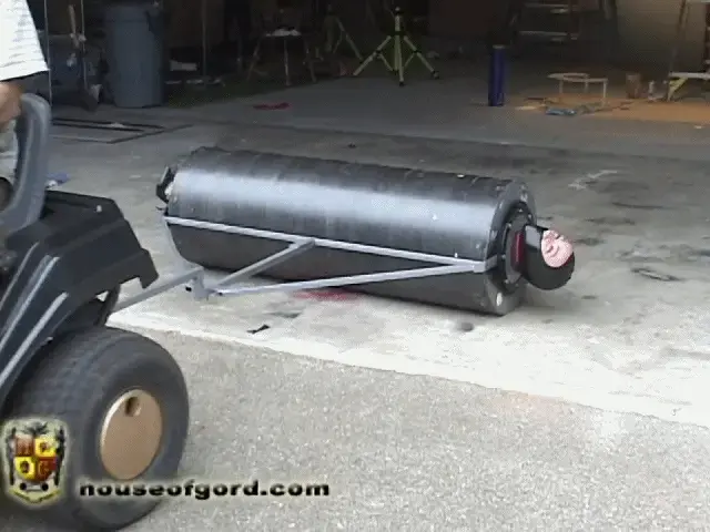 The Garden Roller Seven Garden Roller 她所做的一切简直太壮观了。被包裹、捆绑、夹在钢里，发泡成一块完全无助的女性，她允许自己被当作一种难以置信的幻想的实用物品，并在旋转时让自己感到兴奋。七成了真正的园丁。