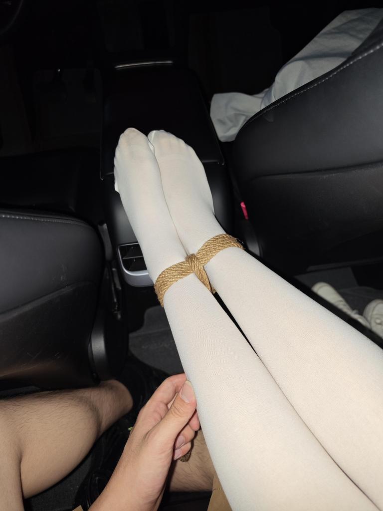 国庆约玩，第一弹 - 还是上次的那个妹子，好不容易又约出来玩了一趟，在妹子上车的那一刻咱就忍不住掏出了绳子给妹子的白丝美腿好好装饰一下了，一个小时的路程把玩下来的快乐真的是无法用我苍白无力的言语来进行形容的，计划上可以玩个几天，后续的作品也会在之后的几天进行更新的，敬请期待，因为咱姑且也算是个捆绑新手所以技术有点不忍直视，咱在这里保证，后续如果还有产图的话会尽力把我这菜的抠脚的技术好好的升个级的，但是就目前而言这波带来的视觉体验跟其他的许多大佬肯定是没法比的，所以在这里提前给各位道个歉了，还有就是请各位同好着重欣赏妹子的白丝美腿就好了，请务必不要在意我这菜鸡偶尔不小心乱入进镜头的腿或脚或狗爪子，实在不好意思orz， [White Pantyhose,Stockings,Chinese Female,J. School Uniform]