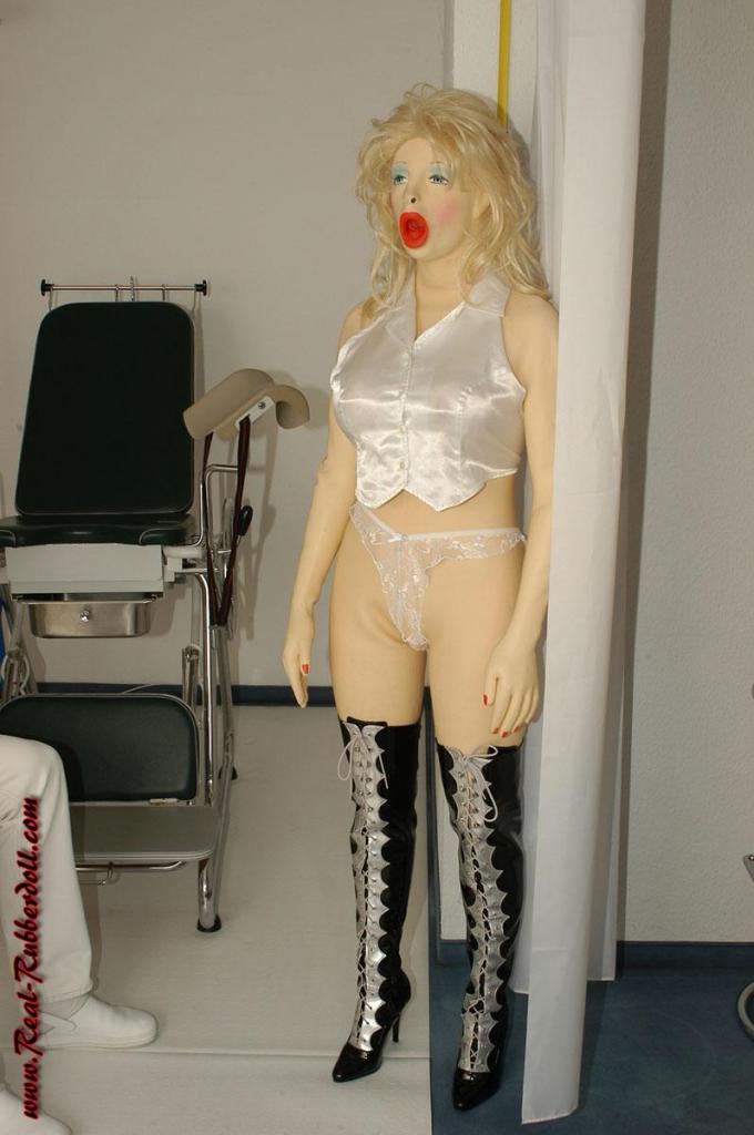 Rubberdoll Gal2 - real-rubberdoll系列橡胶娃娃，外国女模特Nadja穿上胶衣变成充气娃娃后，医生检查它是不是一个合格的娃娃~标签：masks fetish，dolls，全包紧身衣。