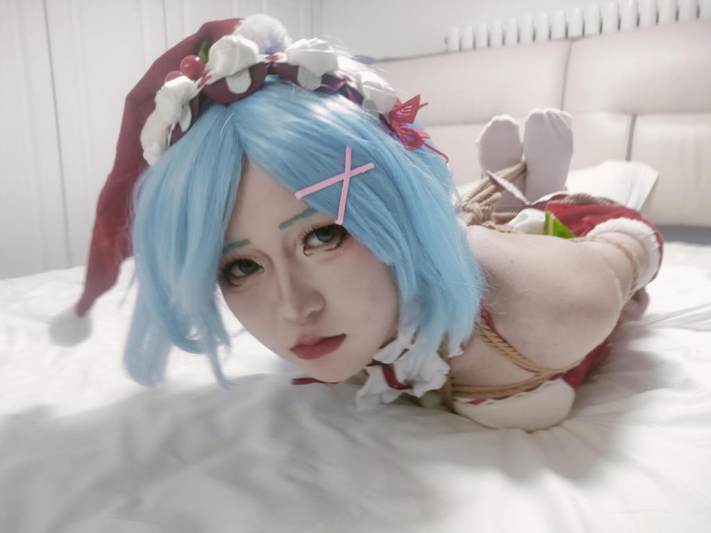 蕾姆圣诞优雅美人cos（白丝袜tk+海老缚挠脚心+内置GC+极限驷马+日式紧缚） - 蕾姆圣诞优雅美人cos，视频版本已经上传，妖狐吧喜欢白丝蕾姆的小伙伴不要错过啊，大一妹子柔韧性跟忍耐性真是超棒，驷马状态下还能翻身说是要坚持一晚上保持这姿势睡觉都没问题，圈内非常专业的coser，大家喜欢的话近期拍摄 蕾姆第二弹谢谢支持！