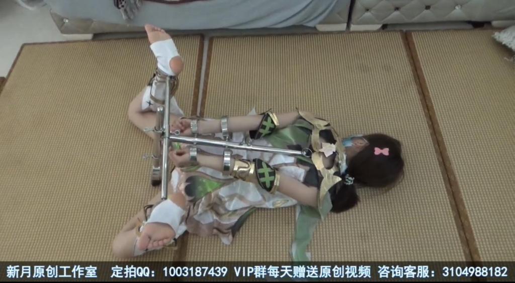 【佳怡工作室】【琳媚】cos小草神 被驷马架束缚起来棒棒+tk折磨到求饶 【佳怡工作室】定拍视频、定制音频QQ：2019384890 定拍视频、定制音频QQ：2019384890 定拍视频、定制音频QQ：2019384890(重要的事情说三遍！） 出原味妹子：【佳怡】2019384890<br>【琳媚】2633257891可以和妹子本人直接交流<br>定制视频、音频Q:2019384890<br>【其他业务】约绑攻略有售以及本工作室正式启动会员优惠折扣方案，请有兴趣的同好加客服妹子Q：2019384890<br>【赞助方案】69赞助最少赠送10部视频，98赞助最少赠送20部视频，198赞助最少赠送50部视频，价格相当优惠~<br>小草神蹲在驷马架前疑惑这是什么，这个时候月老狗从后面走了过来，还踢了她一脚，啪了啪地板示意她过来趴下，但是第一下没反应，后面小草神问道“下面那个圈圈是干啥用的”男人没有理会，在次啪了啪地板示意过来趴下，这次她趴了下来被那冰冷的架子铐了起来.“你刚刚不是问下面这里圈是干嘛用的嘛，现在我告诉你”这时的男人挑弄起她来，“现在知道了嘛，还想试试嘛”“不……不想了”接下来男人拿出来了个[X_X]从那个圈穿了过来，“不……不要”………………