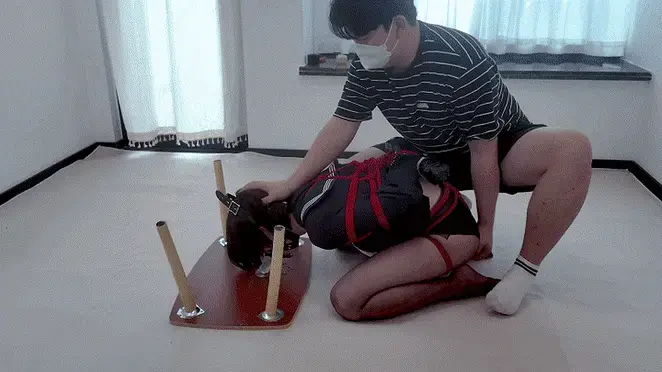 黑丝JK内置插件，筋膜枪前高，开口环强制含棒，折腿驷马一边抽插一边深喉，椅子开腿缚皮革头套胶带封孔呼控，双层袋子绝闷，胶带加固极限ZX强高【ZHUA131】 内容详细——<br>•黑丝JK被迫[X_X]了插件，戴上开口环和眼罩，后手缚 股绳被主人抱在怀里玩弄。强制按压深喉，抽插插件。<br>•折腿驷马缚完美将爪爪屁屁暴露出来，嘴巴口环含着棒棒，被主人在后面用[X_X]无情的连续强制前高。<br>•转移到椅子上，M腿开腿缚，戴上皮革头套，用胶带封死呼吸孔，虽然没办法完全没法呼吸，但是客气非常稀薄头套被爪爪用力呼吸得显露五官。在胶带的基础上再套一层塑料袋，再用绳子做脖圈勒紧，拉动绳子爪爪就会ZX。再套一层塑料袋，双层塑料袋ZX，爪爪很快就顶不住了。<br>•这还不够刺激，用胶带缠绕爪爪脸部达到完全ZX，棒棒开到最大并且被主人捏住喉咙，爪爪发射之后就只剩求生欲在剧烈挣扎了......<br><br>温馨提示：爪爪发射时间在28:30以及56:20后<br>注意：本片爪爪是伪娘<br>解压密码：ZHUAZHUA<br><br>Twitter：@xingyunmiao<br>Telegram:@zzZHUA<br>视频号:ZHUA131