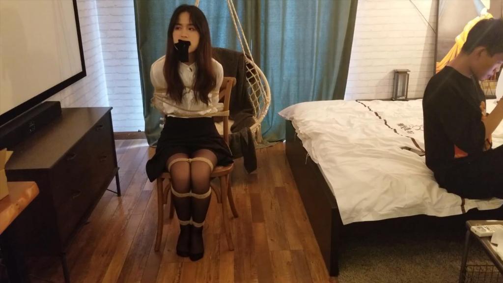 【长丝手套珍藏定拍】美女葡萄的绸缎白手套体验（下部） 众所周知，葡萄是一位隐藏美女，片子并不多，但是我对她印象很深刻，葡萄不仅长相甜美，身材娇小，还有一双非常灵动的眼睛，姣好的面容，温柔的声音，这次是她的长锻手套体验，还穿了绸缎衬衫和黑色丝袜，丝滑无比，分上下部，由奥特曼定拍，此为下部，丝袜堵嘴，凳子反绑，在挣扎中放置半小时，真的很可爱。