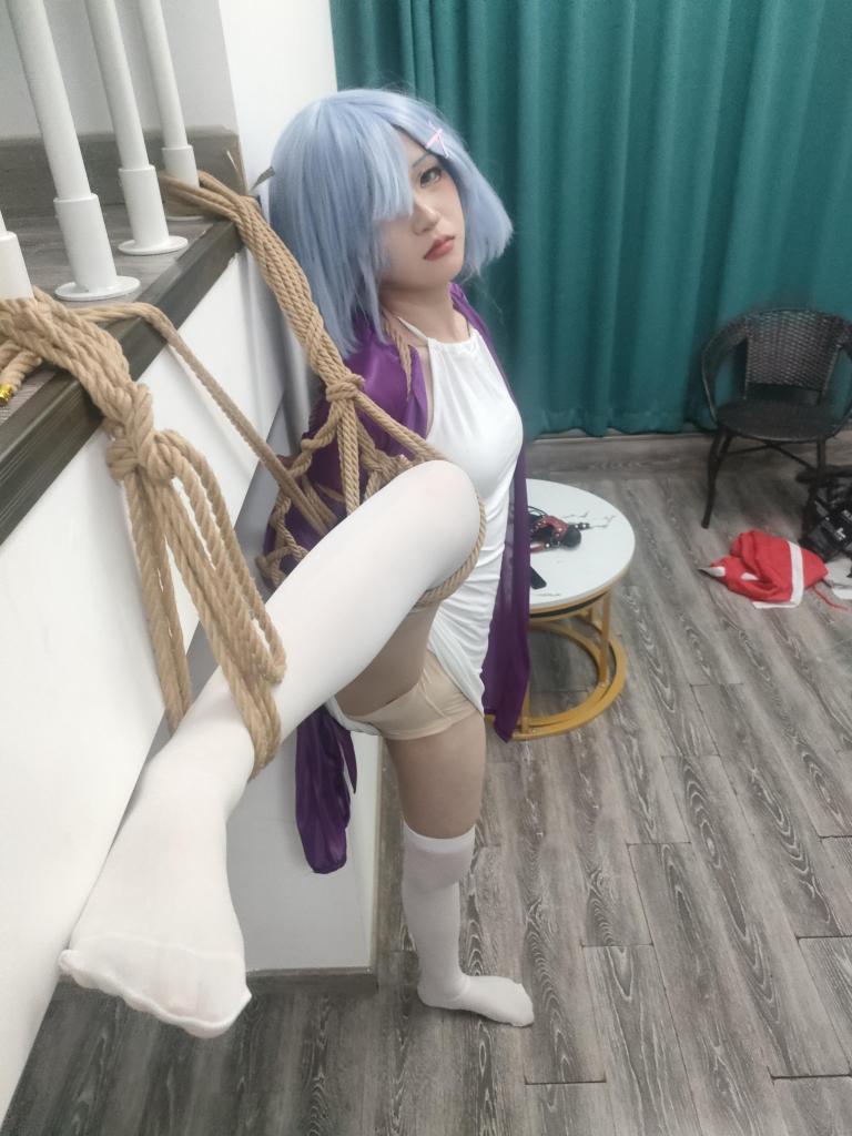 蕾姆白丝紧缚调教（跪罚吊绑、入室抢劫、情趣速攻服，白丝挠脚心tk，极限单腿吊绑、五花大绑） - 蕾姆白丝cos约拍，视频版已上传，希望大家喜欢谢谢！
剧情：模拟入室抢劫后蕾姆尝试逃跑，直接吊绑高抬腿单腿吊让她跟墙壁融为一体，屈辱的姿势想藏起来也是徒劳，随后白丝脚心不断问候tk，羞耻只能不断呻吟呜呜，歹徒还是不满足，直接惩罚蕾姆跪在餐桌上，用最紧的绑法五花大绑层层束缚，真是层层到肉蕾姆差点喘不上气，随后大屁股求饶，直接吊绑，双脚悬空整个重量都压到她胸部的绳索上，疼的只能乖乖求饶！