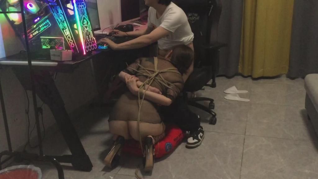 奉天风华正茂女Mmiss御姐 一起玩吃鸡游戏 哈哈 上面吃鸡下面也吃鸡 大吉大利 今晚吃鸡<br>游戏中的女性人物身材都不错,被击倒了跪在那里,就幻想一些事情...<br>先转存然后解压,添加后缀<br>.MP4就可以播放了,尽量不要在线播放.<br>解压密码 ftfhzm<br>补链接加微信297506318/QQ同号.<br>沈阳同城可约,不是同城费点劲.<br>每一分每一秒认真剪辑,符合规定,有问题请加微信,谢谢支持.