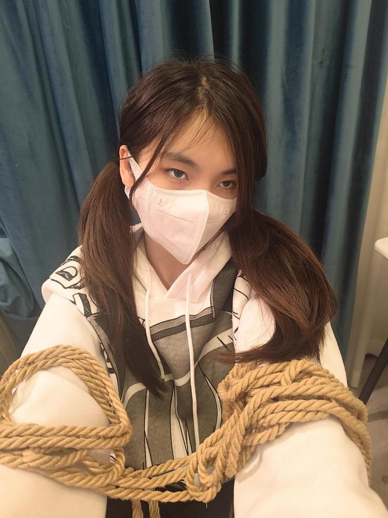 【鱼果儿】这次被两种绑法绑住了，第一种还好可以尽力的挣扎开，并且尽力跳起来， 第二种被张开腿分别绑住是真的挣不开而且还好疼。（可能做宅女就是这种下场吧qwq） 这是我第一次穿裤子被这样绑着，我觉得一开始不是特别紧啦，所以Td折磨的我还能接受，因为我穿着帆布鞋，所以吧鞋子踢掉之后两个脚之间是有空隙的，还有挣脱的余力，所以才能慢慢的挣扎开，但是变成那种分腿式的捆绑之后我真的是用尽了余下的力气依然无法挣开，并且绳子越发勒入我的骨头，真的好痛啊，并且这个时候Td还正在给我压力，虽然嘴被封了胶带害的我直接喊出来了，还好穿着裤子，否则印记肯定会特别深，这次时间很长，希望大家耐心看完。<br>并且按照要求答应了大家一次双马尾，我觉得有点怪怪的，hhhh不知道能不能达到大家满意的程度，这次看到大家想让我出一些cos，虽然我不是特别擅长cos，但如果大家喜欢的话，我可以尝试的~<br>虽然时间比较长，但依然设置低价希望大家没有负担购买，谢谢大家支持鱼果儿~