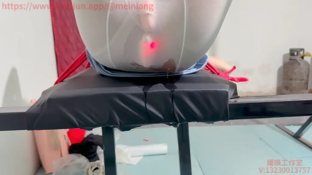 媚娘工作室-来自老公的新年礼物（失禁） 媚娘工作室<br>V:13230013757<br>线xia体验 私人定拍 原味出售 线下陪玩 全国上课<br>大年初二，水儿被老公带到他亲手为她打造的地牢，老公知道水儿喜欢调教女m，便给了她一个大大的惊喜。水儿兴奋极了，每个刑架都摸一模看一看，特别新奇；同时又感叹道现在要是有个小女孩让她来玩一玩就好了，老公示意往里走，还有惊喜。进入里屋开灯，映入眼帘的是一个上着锁用红绳交叉固定着的大箱子，隐隐还能听到箱子内有女孩的呜呜声。打开箱子居然是水儿盯了好久的妹子，直臂捆绑蜷缩在箱内，水儿早就在脑海里调教她很多遍了，没想到老公居然把她也给拐来做她的新年礼物了。水儿把她抱了起来，迫不及待要去新刑架上玩一玩。<br>水儿把女孩固定在刑床上，两腿高高挂起，水儿一点点琢磨着她的敏感点，怕疼又怕痒，[X_X]也是极度敏感，水儿眼前一亮，可开发的好苗子！她叫上老公一起玩，给女孩[X_X]塞了两个[X_X]，水而直接站上刑床将脚塞进女孩嘴里进进出出，又拿来假y具塞入口中，“啊哈，下次就用这个来开发她！”面对着两个跳d齐齐进攻，女孩忍不住失禁了，[X_X]顺着[X_X]流淌在刑床上又滴落在地。“这也太不经玩儿了，看来都是处~慢慢开发她，一定很好玩~”说罢就把她双手拷在背后放回箱子，两人离开去吃饭了。