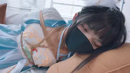 合集促销！【丝米】《圈养调教cd小叶》1至5全集【已购买单集的兄弟注意不要重复购买，感谢支持！】汉服cd小叶正自拍臭美，被捂晕带走，并腿吊绑，阳ju口球蹂躏小嘴，呜呜叫着小眼神里满是情欲，果然是个M！ 【平台在线版为低码率版，高码率版本在百度网盘】<br>【已购买单集的兄弟注意不要重复购买，感谢支持！】<br>剧情简介：<br>《圈养调教cd小叶》1至5全集，购买合集超优惠！<br><br>第1集: 新收一枚cd嫩模小叶，换上汉服打扮得美美的，初体验被捂晕吊绑折磨的[X_X]！<br>并腿吊绑，阳ju口球蹂躏[X_X]小嘴，进进出出叉得小叶喉咙很难受，小叶一边反抗，一边呜呜叫着，可爱的小眼神里却满是情欲…看样子，是个敏感的小M。<br>鸭子坐，继续绑着玩弄，棒棒折磨下、面，小叶马上就扭着大长腿挣扎起来，阿娜多姿…脱鞋，tk小jiojio、狠狠打pp，又痒又疼，小叶下、面早已胀得邦硬……欲求不满的小模样好可怜，玩弄以后逼他穿上JK继续折磨！<br><br>第2集: 主人命令小叶去拿牛奶，脚被锁链锁着，只能慢慢挪着过去，因为花的时间太长，被主人单腿吊缚起来，不解气把[X_X]放在裆部调到最大放置折磨，而后固定在吊篮用棒棒玩弄<br><br>第3集: 小叶化身JK少女，乖乖带上项圈，大腿根部贴上郊狼，让主人肆意遥控玩弄，[X_X]和郊狼的刺激让小叶只能在主人的腿间来回挣扎翻滚，疼痛让小叶只能跪下磕头向主人求饶<br><br>第4集: 小叶明白马上将要被卖掉，跪在主人身边主动请求责罚，[X_X]玩弄一会，吊绑 开腿器 棒棒固定器，后面开到最大强制GC，在吊绑了一晚上一会，用袋子包装打包好，好好服侍下一位主人吧<br><br>第5集: 被打包带到新主人家的小叶，只得乖乖认命，装袋 湿身洗澡 战国袍四肢固定 超大口球 开腿勒脖固定 舔舐水晶假阳 钻笼，小叶沉迷新主人的调教无法自拔中......<br><br>————————————————————————————————————<br>定拍服务QQ号：984353792<br>—————————————————————————————————————<br>解压密码：simi