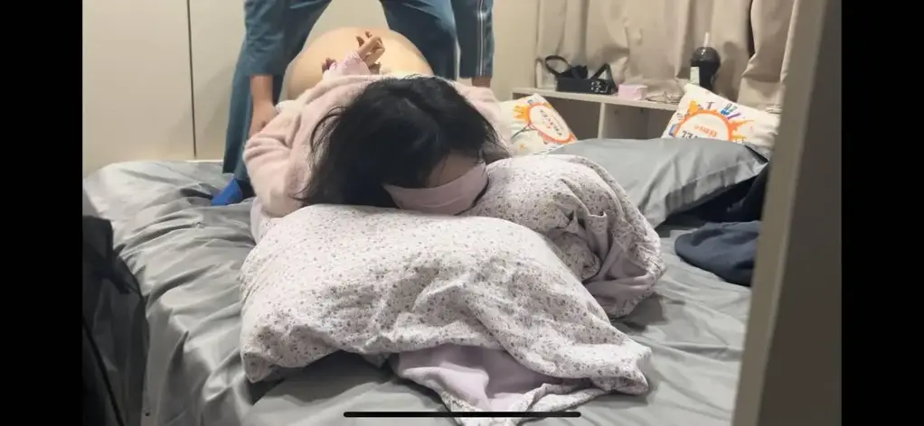 胶带捆绑，调教大学艺术团女友 本人本身是一个妖狐吧的忠实粉丝，平时喜欢写点小说上传到妖狐吧上面，这次拍摄完全是跟女朋友心血来潮，她寒假就来跟我同居了两天，搞出这么个视频，价格美丽实惠，大家购买前先看看我的介绍<br><br>1，婷是艺术团的，能歌善舞，第一段就是douyin风格的舞蹈，因为隐私原因做了个模糊处理，但是真能看出来身段还可以吧。<br>2，一开始还不让带口球，但是哥们软磨硬泡还是戴上了。<br>3，然后就是简单粗暴的tk，揉xion，伸手进去，他还不停喊冷。<br>4，紧接着就有点血脉膨胀了，然后就没忍住，就是mitaotun加上houru，在视频的中间，因为换姿势漏太多了，所以中间很多剪掉了，我下次注意。<br>5，事后就感受婷小鸟依人，后面本来想放置的，但是她居然自己把束缚弄掉了，然后第一件事就是把口球丢掉。哈哈哈。<br><br>大家点个关注啊，我下次努力，希望有朝一日能对标圈内大佬。<br>