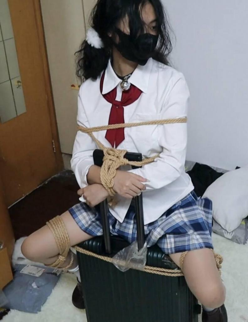 【荷仙少女】属性女学生M虞琳 （绝对处女）超可爱长腿敏感爱哭18岁女孩，净身高170+ 小剧本为wei迷晕后被捆绑行李箱上，男主用尽各种鞭刑凌辱这个可怜学生妹，虞琳被打哭的梨花带雨的求放过（最后拍完彩 wei迷晕后被捆绑行李箱上，坏人用尽各种鞭刑凌辱这个可怜JK学生妹，身体也很敏感，脱鞋挠痒的时候，害怕的发抖，后面各种鞭子其上打的是真狠，强迫鞭打数数，不过属性强，被虐的爽也是真的爽，又菜又爱玩的小女孩，一边哭一边叫不停，被打哭的梨花带雨的求放过 你抓别人吧，求求你了，后面拍摄前露出了可爱漂亮的脸庞 （最后拍完彩蛋是虞琳自己选的鞭子的各种对话）<br>虞琳的属性比我调过的一半女孩都要强一些，但是身板很脆，虞琳是被开发的很少，但是很喜欢玩，玩的时候说得轻一点，但是真搞起来还是很舒服的，<br>被调教的哭喊的时候是真的撕心裂肺，每次哭着说轻一点，调之后又觉得不过瘾，想再上强度的一个超可爱纠结女奴<br>解压码hx 改后缀为mp4 <br>