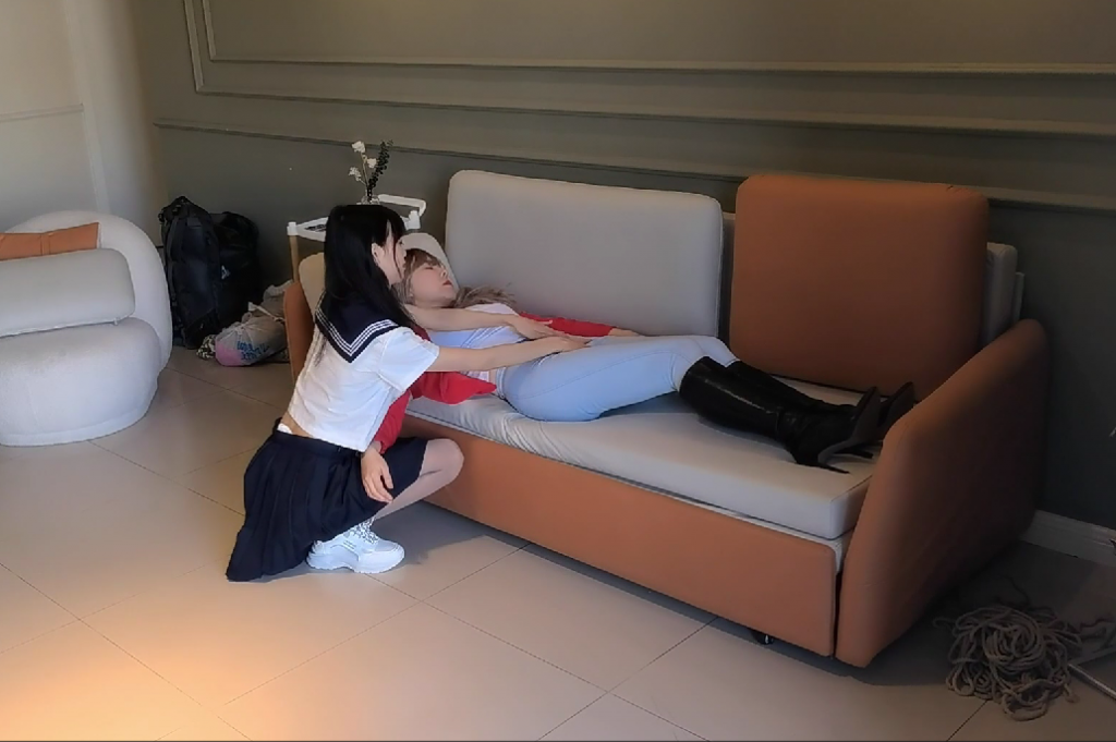 穿牛仔裤长靴的女教师被坏坏的女学生迷晕调教1 女女百合调教 分享我在JS私人定制的原创视频，穿牛仔长靴的女老师被女学生调教，喜欢的同好可以购买欣赏！