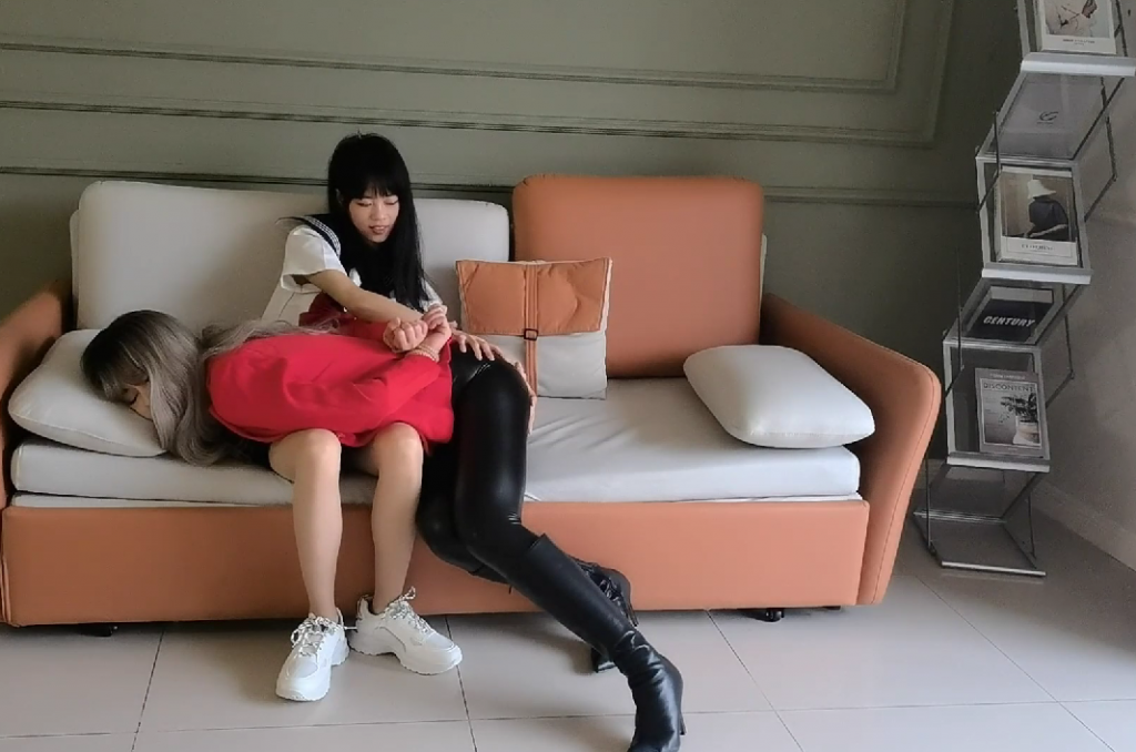 穿皮裤长靴的女老师被腹黑女学生玩弄（第二部），百合，女女调教 分享我私人定制的原创视频，穿皮裤长靴漂亮性感的女老师被可爱的腹黑女学生调教玩弄第二段，喜欢的同好可以购买欣赏！