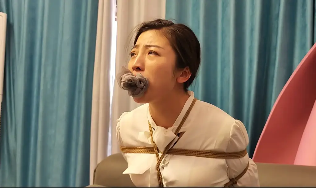 漂亮主妇妈妈的入室劫持 各位各位，新片来袭，让大家久等了，实在是不好意思。<br><br>本期合作的工作室是李大侠原创工作室，这个工作室是我在过年前接触到的，一直想拍，但奈何之前经费不足，这次总算实现合作，可谓可喜可贺。<br><br>本视频大概讲述一位漂亮的主妇妈妈，在家打扫，被歹徒劫持，最后被绑架带走的故事。<br><br>本片依旧保持着以往的元素，保证大家喜欢。<br><br>妈妈系列，也是我一直想要拍摄的一个计划，这是第一部视频，如果反响强烈，我会继续写。<br><br>感谢大家的支持和厚爱，谢谢各位。