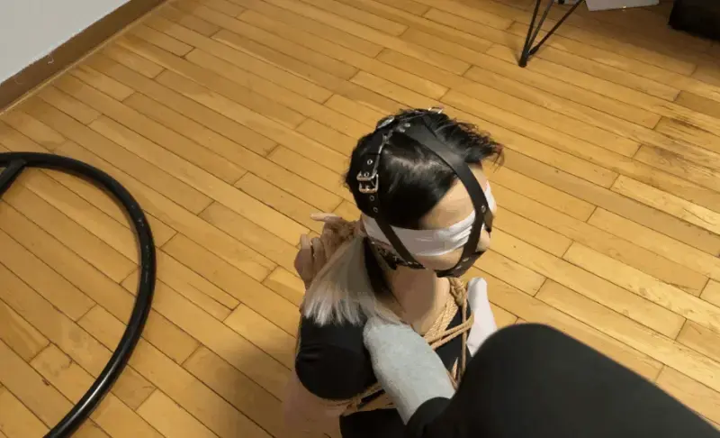 玩奴原创之约绑素人妹妹，白丝超紧后手观音严厉堵嘴，tk挠痒强制，敬请欣赏！交流约绑教程请加1152327635。 解压密码<span style='color:#b0b0b0;'>[隐藏文字，购买后可见]</span>感谢各位同好的支持！最近博主有点事情拖更了。本次约绑的是一位素人妹妹，身高腿长白丝，严厉后手观音堵嘴分腿缚，绑起来后把玩，妹子难受的想逃跑可惜移动能力有限被强行拉回，被博主一脚踢倒，敬请欣赏！<br>另外为了方便各位同好约绑，博主最近推出了一个非常详细的约绑教程。里面有非常详细的从零基础开始教大家如何认识妹子，如何与妹子沟通等等。非常的实用，有兴趣的各位同好加1152327635咨询，备用805351328。<br>目前博主已经出了五个系列，分别是绝对真实调教系列，真实约拍系列，口水囚徒系列，紧缚实验室系列，美人小舔犬系列以及最新出的高颜值系列都非常精彩，各种元素满满，希望各位同好多多支持！<br>推特可以关注浅神。本频道提倡健康积极的绳艺亚文化，目的是给生活增添一些情趣，谢谢大家。备用联系方式qq805351328。<br>下载操作：<br>1、电脑下载<br>2、解压<br>3、将压缩包内文件重命名后缀加.mp4或直接用播放器打开。<br>