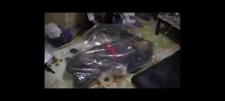 真空包装1（假死） 网盘下载后解压缩再将后缀命名为zip再解压缩即可<br>fake death fan系列的老视频，小姐姐被装在真空袋中由吸尘器一点点将空气抽走，后面还被按摩棒tj<br>远古视频，画质低