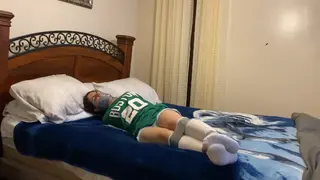 Sporty girl tied and gagged in white socks Keke made a bet that her Celtics would beat her girlfriends Lakers and unfortunately she lost. The winner got to do whatever they want to the loser. Her girlfriend decided tying her up in her Celtics gear and leaving her to struggle works for her.<br>凯克打赌凯尔特人队会打败她女朋友的湖人队，但很不幸她输了。赢家可以对输家为所欲为。她的女朋友决定把她绑在凯尔特人队的衣服上，让她自己挣扎，这对她很有利。<br>