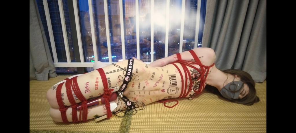 带锁伪娘落地窗边全果驷马挣扎 因为上次魔术失败成为⭐努，被要求全是贴上羞耻的纹身贴，小烂肉被铁笼紧紧锁住，胸口上是贱锁奴三个大大的字，捆好后插入震动棒，贴上郊狼，带上ru夹，捆上驷马开始放置在落地窗边，好羞耻。驷马绑的好紧，好勒，稍微动动就会扯到ru夹，疼的不行，屁股和大腿根部被郊狼电的不停抖，挣扎了一会就没力气了，只能躺在那不停地被虐待，好绝望，可又好舒服，废物牛牛被锁住，哪怕有震动棒也没用，好想要，脑子想的要坏掉了(部分图片为剧照，视频中没有出现)