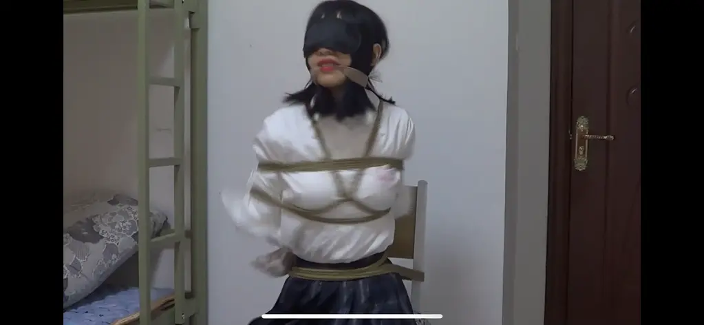 【新月定拍】豆子美女的黑丝白手套无助挣扎，腿无敌 众所周知，豆子美女是以美腿出圈的，黑丝jk必须安排上，这篇视频讲述了豆子被绑架在屋子里，全力挣扎未果，歹徒用不可描述的力量绑了她，并给她戴上白色绸缎长丝手套，戴上眼罩并丝袜嘞嘴，以防止他用手机求救，由于缎面材质的不可抗力因素，豆子就算是拿到了手机，也无从解锁......
