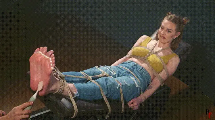Brittany 光脚绑在长凳 第二集——足底杖后挠脚 Brittany 光脚绑凳，足底杖后挠脚。第二集。