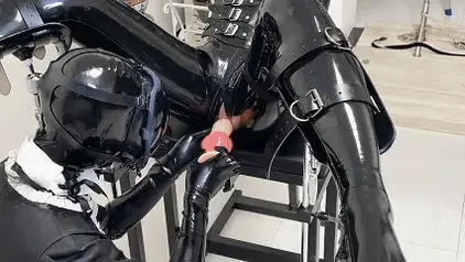 【糖糖工作室】乳胶填充物训练，拘束座椅，[X_X]胶衣调教，开腿控制，炮机、假JJ、AV棒、电击控制、闷晕、全包头套，绝望羊糕，还要被强行榨取，最后放到货架上让客人挑选...... 本番简介：<br>【糖糖工作室】全包乳胶填充物，拘束座椅开腿强制训练<br>今天为乳胶娃娃准备了，开腿座椅，要对它进行忍耐训练，方便以后供客人使用<br>为了怕她难受挣扎，对她进行了，拘束捆绑，用皮革牢牢控制到了椅子上<br>随后便开启郊狼，启动电击程序，娃娃开始有了反应<br>然后就要进行后面开发<br>av棒，假jj，炮机轮番使用，提高娃娃的耐受性，和前高训练，使娃娃再被使用的时候能更好的服务主人<br>在训练进行到最后的时候，郊狼的电击力度开到了最大，隔绝的头部空气，带上了jj训练器，也将炮机开到了最大，使她在绝望中进行了一次羊糕<br>然后便是孤独放置，在无尽的刺激中进行孤独训练，希望她在被使用完毕之后，自己回到拘束椅上，进行放置休息<br><br>网盘解压密码：d024<br>网盘解压后文件后缀改成MP4格式<br>Twitter：@bangbangtang404<br>@TomYang67075229<br>定拍/体验<span style='color:#b0b0b0;'>[購入後に隠しワードが表示されます]</span>