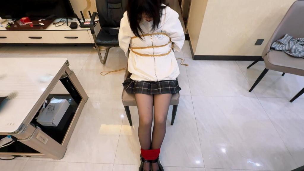 【比尔工作室定拍系列】uu被绑架的一天 服饰：白色连帽卫衣，JK短裙，黑丝袜<br>深夜归途，uu低头划着手机屏幕，指尖还在回味室友分享的搞笑视频。楼道感应灯忽明忽暗，她没注意到转角处那个白衣服的身影已尾随了三条街。<br>玄关的防盗门虚掩着，她正沉浸在精彩的短视频中，脸上突然被盖住浸满乙醚的毛巾，尽管不停反抗，可是意识还是逐渐模糊......<br> 再度睁眼时，粗糙的麻绳勒得手腕生疼。椅子的椅背上还残留着霉味，头顶的白炽灯嗡嗡作响，照亮了墙面上剥落的墙纸。她试着扭动身体，蒙在嘴上的白布被口水浸得半湿，发出含糊的呜咽...<br>uu不断挣扎，终于松脱了附在嘴上的白布条，抿了抿因布条蒙住的干裂的嘴唇，又开始了和腕部绳索的斗争。<br>“挺能折腾？”男人喉结滚动，视线扫过她泛红的手腕。<br>uu故意将松脱的绳索甩在脚边，扬起下巴：“连个活结都打不好，不如去报名家政培训？”<br>空气骤然凝固。男人三步跨到近前，粗糙的手掌钳住她下巴，指腹碾过她刚才咬出的齿痕：“大学生嘴巴挺利？”他忽然扯出地上的绳索，“现在教教你什么叫‘专业’。”<br>“还敢躲？”男人喘着粗气扯开她卫衣拉链，黑色丝袜被团成球塞进她嘴里。混着薰衣草洗衣液的气味裹着唾液渗进喉咙，uu剧烈挣扎着，鼻腔里满是他身上的烟味和劣质古龙水气息...<br>感谢和比尔工作室各位的合作，老哥人很好也好说话，uu小姐姐很漂亮演技也在线。这也是我第一个定拍发布的视频，口味较轻，感谢各位的支持(｢･ω･)｢嘿