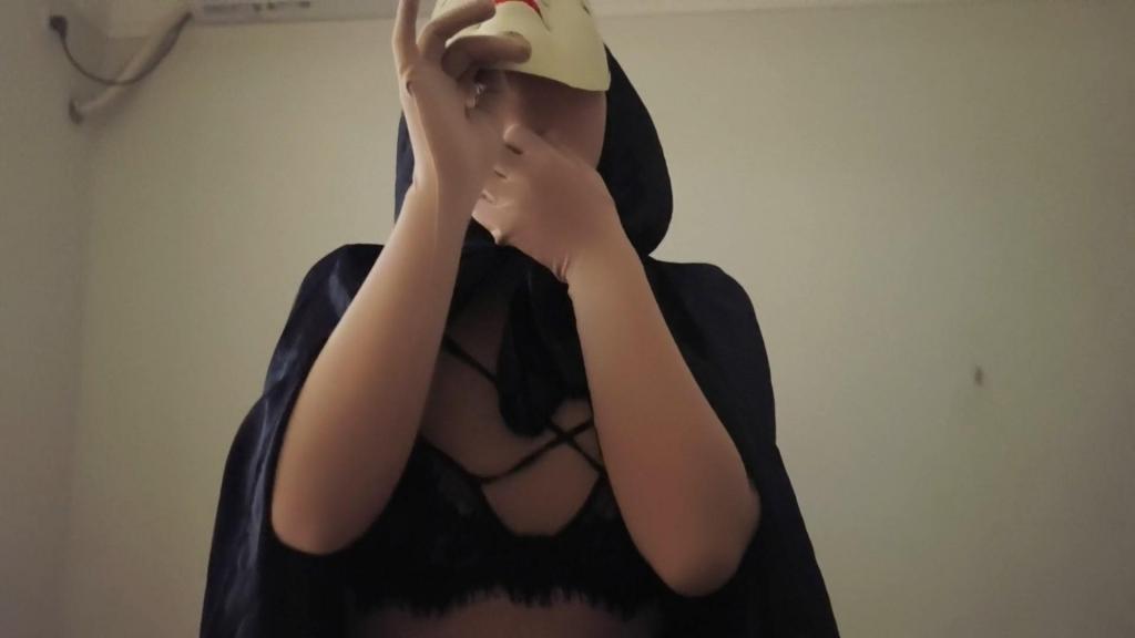 【黑色魅魔の欲求】面具下无脸的黑色魅魔.....kigurumi/zentai/丝袜全包 房间里老是有黑影闪过，不知道是什么东西......好像是一个看不太清楚的鬼影<br>这是什么？这好像是个带着能面的很奇怪的娃娃，这个娃娃为什么会动呢？<br>但是它全身都穿着像丝袜的一样东西，没有漏出她一丝皮肤，整个身子从头到脚全部包裹着...<br>头有点晕晕的，好像是她在房间里放了什么东西，要睡着了......<br>她怎么和我在做？但是感觉很美妙，她的能面之下应该是什么样的？什么...她居然没有脸<br>整个头都被天鹅绒一样的丝袜包裹着，她好像要到高朝了，我也快不行了，所以丝袜包裹之下的脸是什么样子呢？<br>只听得到她使劲的浪叫，全包再做的味道果然是有些不一样......<br><br>【网盘文件先下载到电脑，改后缀名为zip。解压得出的文件后续名zzz修改为MP4