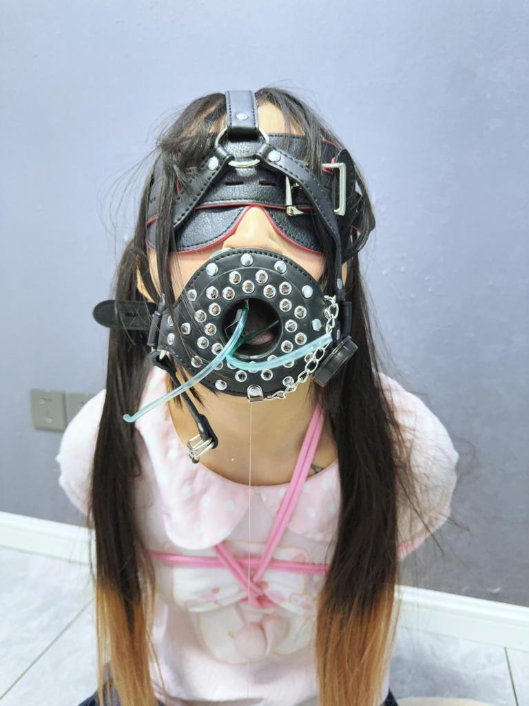 【咕咕0918】【上上强度】极虐6-双马尾美少女超难受硬核脱缚挑战！深喉鼻管打结+马具口枷+胶带包手+海老缚+40kg配重！巨巨巨难受的情况下死命逃脱！ 今天是超高强度脱缚挑战回！白丝女儿服双马尾小萝莉的超高强度硬核体验！妹子刚成年就体验这种超高强度的硬核项目，真是于心不忍呀~<br>【头/面部拘束】：医用鼻管从鼻孔伸进去，从鼻腔穿过喉咙推到口腔伸出，然后从马具口枷伸出来。试过的都知道，鼻管的难受硬核程度是鼻钩的几十倍！放大声音可以听到妹子喉咙里因为鼻管刺激的咕噜声~<br>然后带上眼罩和马具型扩嘴口枷，头部拘束就算结束了。<br>【手部拘束】：双手捏住棉球握拳，用胶带包裹拳头<br>【全身拘束】：上半身用粉色棉绳绑日式，然后全身束缚成海老缚，盘腿拘束后，在脖子下方连接两个20kg共40kg的哑铃，并且把剪刀固定在哑铃上！<br>【脱缚挑战】：让妹子在戴着巨难受的鼻管、口枷、盲片、眼罩、胶带包手的情况下挣脱海老缚！剪刀用绳子固定在关闭状态下绑在配重哑铃上！<br>成功有现金奖励，失败的话就要忍受这种状态一小时，无额外惩罚~（这么硬核的拘束已经是最严厉的惩罚了）<br>考虑到脱缚难度所以提供了剪刀，用的是有弹性比较容易脱出的棉绳，剪坏了也不心疼~<br>妹子这次真是被难受到了，全力挣扎，一开始就把手腕挣脱了，因为时间太短我又重新绑回去绑紧，急的妹子直呜呜的说我犯规。绑好加固之后连剪刀都没用，死命挣扎，最速挣脱~不愧是脱缚大师级人物！！<br>单机位拍摄，一镜到底，仅有一分多的花絮部分。剪辑掉了重新加固的繁复过程（一分钟挣脱太丢脸了）。<br>---------------------<br><span style='color:#b0b0b0;'>[隐藏文字，购买后可见]</span><br>定拍、妹子体验QQ3135427957