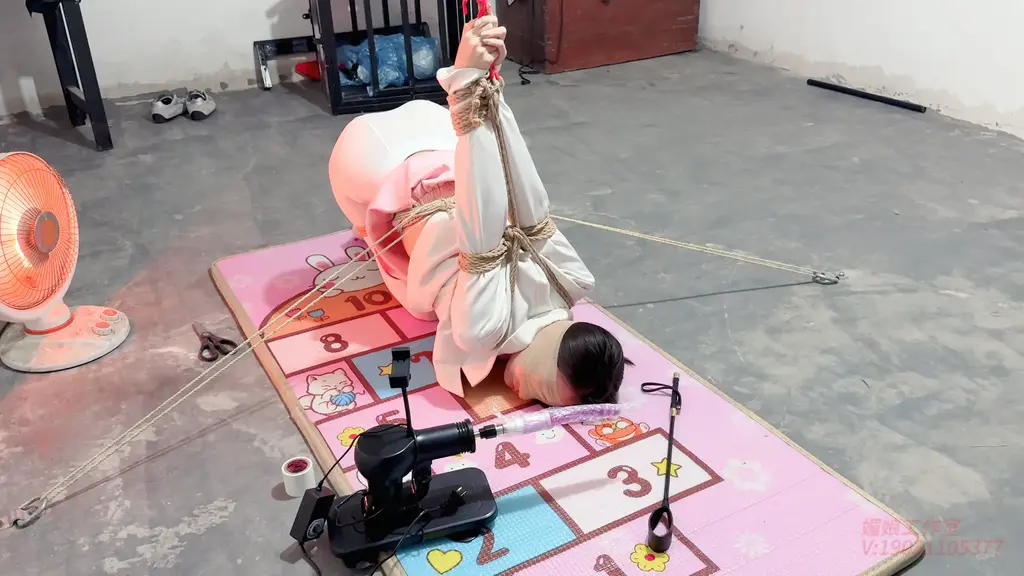 媚娘工作室-瑾初新姿势的强高【11月1日北京巡游！！！约绑模特  线下陪玩 线下T验】 媚娘工作室<br>V:19031105377<br>线下T验 线下陪玩/约绑 私人定制 全国上课<br>瑾初穿着白色职业装，白色丝袜，上半身直臂吊起，双腿跪下，大腿固定，腰捆绑固定在地钉上，保持平衡。瑾年将瑾初绑好后，瑾初的P股完全暴露出来，方便玩下T，瑾初的P股又圆又大，又敏感，瑾年不断刺激着她的下T，抽打打PP，不断扣弄着小穴，挠和抽打脚心，ZD棒刺激。最后拿出P机，放置瑾初，瑾年决定瑾初的下面充满淫水的时候将P机完全塞进瑾初的小穴......