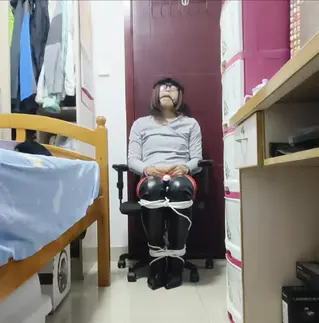 椅子自缚 买了新靴子随手绑一下，用手铐铐住了手，然后用棒子自wei