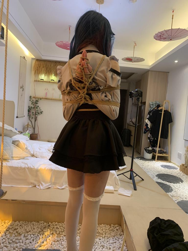 后手观音荡秋千 小男娘的柔韧性非常好呢
