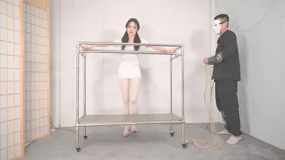 【CV4K】言妍铁架木马责，女神还没受过这罪--护士装、白丝、双马尾、高强、TK、电击器 妹子虽然很早做过绳模，但是接触绳艺较多，今天是第一次领教本工作室设计的铁架装置，当她穿上高跟鞋站上去很轻松，钢管的恰好卡在那个位置，上身是日式小高手缚，绳子吊上去但不拉紧，这样她可以来回走动，方便下一步行动，脚上铐上链条很短的脚铐，让她既能走动又不能迈腿逃脱。最爱的就是第一次尝试的妹子，当脱掉她高跟鞋的那一刻，让她瞬间感受到，上也不行下也不得的囧境，她必须保持脚尖踮起，不然就会深深坐到木马单杠上，伤害更大。为了进一步提升难度，不断给她挠痒，特别是挠她的脚底，就为让她站不住，更狠的是，用电击器驱赶她来回走动，而且是踮起脚走，女神般的妹子哪受过这罪。八十多斤的妹子，修长的美腿，站在架子上受刑，画面却美不胜收，推荐推荐！<br><br><br><br>定拍联系QQ:2197499300 （注明事由，闲聊恕不接待）