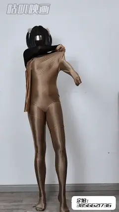 【咕叽映画】《皮革堆叠游戏 005》 zentai、皮衣、皮革、束腰、皮手套、皮袜、乳胶下水服、堆叠闷热 超级重型堆叠，脱下来的时候，内搭都全湿啦！<br>三层zentai内搭，套上多层皮革内搭、最后加上超重型乳胶下水服，在夏日高温的房间里，还要将皮革防化服的帽子拉链拉上，更加憋闷了！<br>真的是热出一身汗！<br>最后再一层层脱下来，展示在众人面前。<br><br>解压密码：GJ009<br><br>工作室：咕叽X促物语<br>片长：00:35:13<br>视频丝袜，内内，道具有需求可联系<br>定制产品可私信
