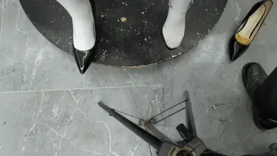 语涵想转正老板的正式秘书必须满足老板的要求,为了老板的爱好,那就开始...... 解压密码hdsy<br>语涵想转正老板的正式秘书必须满足老板的要求,经过一番对话后,老板把她禁锢在木桩上,马步开始折磨,本来够难受了,又往高跟鞋里放黄豆,在把脚钉带在脚上,又把TD放进去,那个难受劲无法表达,还要电击鞭打,老板觉得玩的不过瘾,又换上铁钉高跟,又用上棒棒折磨瞬间喷射,秘书工作能否转正,敬请期待......<br>定拍交流请加QQ2032433381没有定拍能力的谢绝咨讯