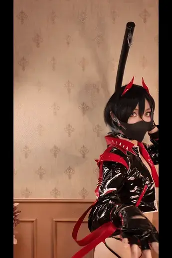 【RLL拘束档案27】胡腾赛车服拘束2{皮衣/单腿吊/乳贴/振动/开腿/放置/电击}  【RLL拘束档案27】胡腾赛车服拘束2{皮衣/单腿吊/乳贴/振动/开腿/放置/电击} <br>同一个老板的定制作品，胡腾赛车服第二部捏，单腿吊振动加上开腿放置电击，喜欢的老板不要错过哦~<br><br>本工作室目前所有模特都是女生，没有男娘哦<br>如果有男娘小伙伴加入会特地标注的~<br>更多精彩视频可以点击主页查看！<br>防走丢/合作企鹅1832307337【客服是雁一，不聊骚谢谢】<br><br>模特：泽楼<br>主要拍摄cosplay系列，接受定拍、长期招聘南宁绳模合作 