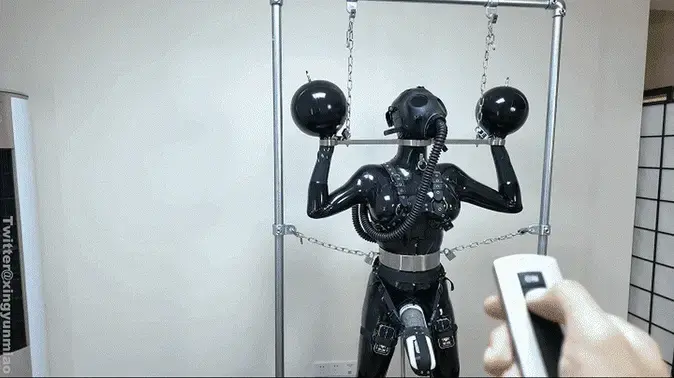 《重装乳胶奴婢的电控止息/负压呼控/罚站榨汁》金属手颈枷、脚枷、腰带、钢管架拘束，呼吸面具连接止气阀再接入双负压瓶，穿戴电动榨汁杯，气球手套拘束，伸缩杆假阳具X入后穴，芭蕾高跟鞋罚站呼控强制榨汁... 内容详细——<br>•这是作品编号ZHUA169《乳胶奴婢的硬核重装重虐无氧运动》的后续篇，跑步机上的无氧折磨刚结束，乳胶奴婢的双腿还在不受控制地颤抖，汗水在全包乳胶衣下沸腾般蒸发。主人却没有给它一丝喘息——继续无氧罚站榨汁调教。<br>•在跑步机上乳胶奴婢穿得鞋避免也太轻松了，因为要进行跑步训练所以没给他穿太高的高跟鞋，但是从跑步机下来之后就不一样了————<br>•换上只能弓着脚背垫着脚尖的芭蕾高跟靴，只能用脚尖最尖的那一点支撑全身重量，小腿肌肉瞬间绷成弓弦，脚背被拉到170°的极限角度。同样的手颈枷限制手腕以及颈部活动，双手被塞进充气乳胶拳套，充气式拳套膨胀，将五指死死握拳，腕部彻底失去活动能力。<br>•头部佩戴呼吸面具，与上次不同的是，这次将两只背带式负压瓶并联，三通接头衔接电控止气阀，最后才接入面具呼吸管。每一次吸气，胸腔都要对抗双倍负压才能勉强拉扯到一丝空气，瓶内液体不但制造负压使乳胶奴婢呼吸困难，还将面临主人突击式地遥控止气阀进行氧气完全断绝。<br>•腰间穿戴乳胶束腰，重型金属束腰带紧紧地箍锁住束腰，腹腔被压缩到极限。腹式呼吸彻底沦为奢望，它只能靠胸腔那一点可怜的空间苟延残喘。四重窒/息负压——双负压瓶 电控止气阀 乳胶束腰 金属腰带。<br>•电动伸缩榨汁杯套入乳胶奴婢敏感处，腰胯带将榨汁杯紧紧的固定在胯间，无论怎么挣扎都甩不掉这炼狱般的伸缩活塞龟责，另有高频震动马达。主人设为随机模式——时而缓慢深插，时而狂暴抽送，时而静止却突然爆震。乳胶奴婢的膝盖瞬间发软，却根本软不下去，因为它必须站直。<br>•脚踝金属枷将双腿强制分开，中间一根金属伸缩杆被缓缓拧紧，顶端5.5cm粗、20cm长的假x具毫不留情地捅入后穴，直至顶到前列腺，括约肌被巨根撑开无法收缩，前列腺被巨根顶端死死碾压，伸缩杆被锁死在最高位，乳胶奴婢甚至无法通过下蹲来减轻一分压力。<br>•最后，金属腰带、手颈枷全部通过铁链与钢管架固定。乳胶奴婢被完全锁死在框架中央，只能用脚尖支撑，腰胯挺起，后穴被巨根贯穿，敏感处被榨汁杯无情龟责，胸腔在四重负压下苦苦挣扎。遥控器随意一按——止气阀闭合，双腿内侧的8片电击贴片同时释放高压电流。伸缩杆假阳具死死顶住前列腺，脚尖的剧痛、缺氧的眩晕、后穴的撑裂、前端的炼狱龟责、电流的抽搐……所有折磨在这一刻同时爆发。它只能在钢管架上，像一具被重装拘束的活体榨汁机，被主人玩弄至意识模糊，被无情地、一次又一次地，榨出所有羞耻的液体。<br><br>注意！：本片爪爪是伪娘<br>温馨提示：爪爪发射时间在30:30后<br><br>解压密码：ZHUAZHUA<br>Twitter：@xingyunmiao<br>Telegram:@zzZHUA<br>视频号:ZHUA172<br><br>