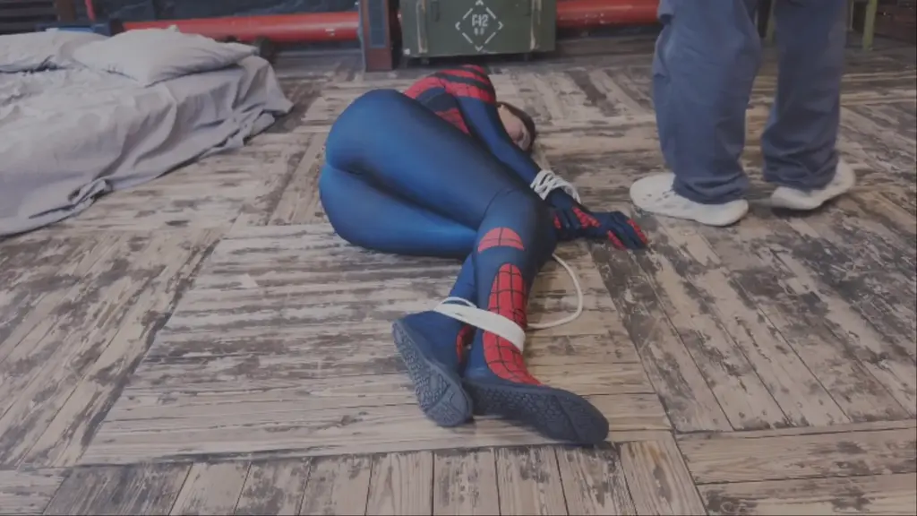 Coin of defeat our superheroine spider natasha try to find a clue of crime.. but thing is start going wrong.....