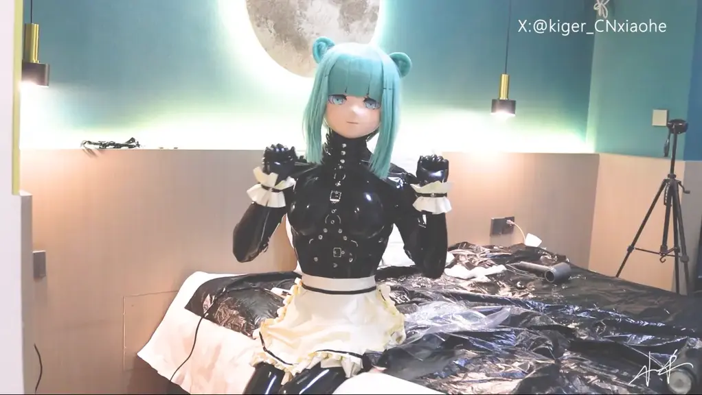 【kigurumi】乳胶衣头壳塑料袋小游戏 这次是小禾一个人玩捏~先穿上打底的黑色全包胶衣，勒紧束腰，再穿上胶女仆装。一切准备好就可以套上<span style='color:#b0b0b0;'>[隐藏文字，购买后可见]</span>了呢~<br>项圈用定时锁锁好，吹风机热塑，一切完备就可以打开<span style='color:#b0b0b0;'>[隐藏文字，购买后可见]</span>狠狠的享受了呢（<span style='color:#b0b0b0;'>[隐藏文字，购买后可见]</span>）<br><span style='color:#b0b0b0;'>[隐藏文字，购买后可见]</span>请下载后再解压