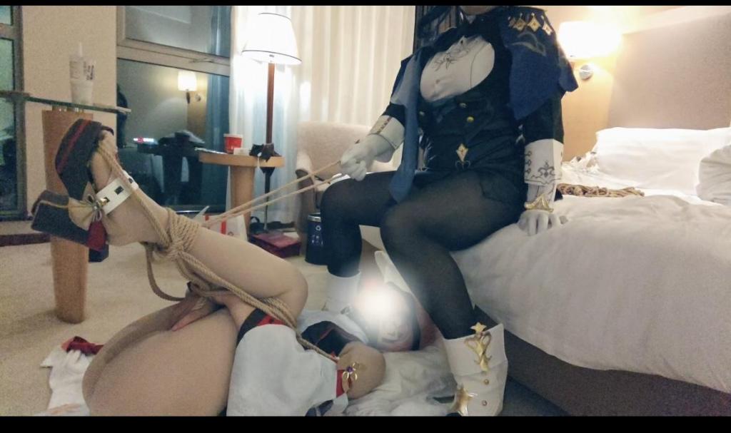 八重神子的枫丹足臭处刑 黑丝踩脸 “竟然敢来枫丹闹事，胆子不小啊你”“呜呜呜呜呜呜欧欧好凑（昏厥）”<br>八重神子在枫丹被执法官克洛琳德狠狠拿下了 面对如此美艳的猎物 执法官也忍不住享用一番<br>本次依旧是清瞳子cos骚狐狸被大s满足的一天 在靴子里闷了一天的黑丝对她来说是绝世美味